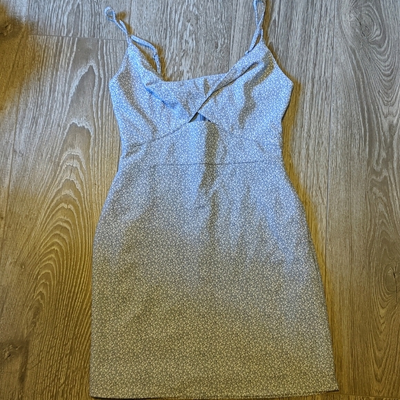 Abercrombie | Twist Front Cutout Mini Dress - Picture 3 of 9